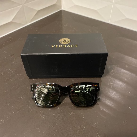 🚨SOLD🚨VERSACE monogram sunglasses - Picture 16 of 16
